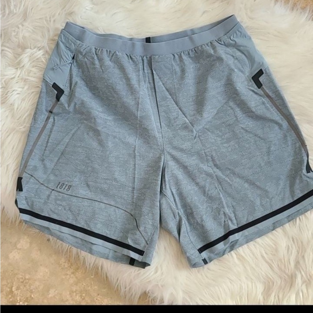 Lululemon All-Terrain 7” Size Medium